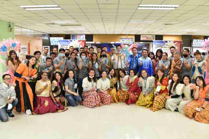 友達推動「安心、、、、創新、、、、用心、、、同心、、、盡心」五星職旅，，為菲籍員工打造全方位照護，，，首度贏得「人權實踐與發展領袖獎」殊榮