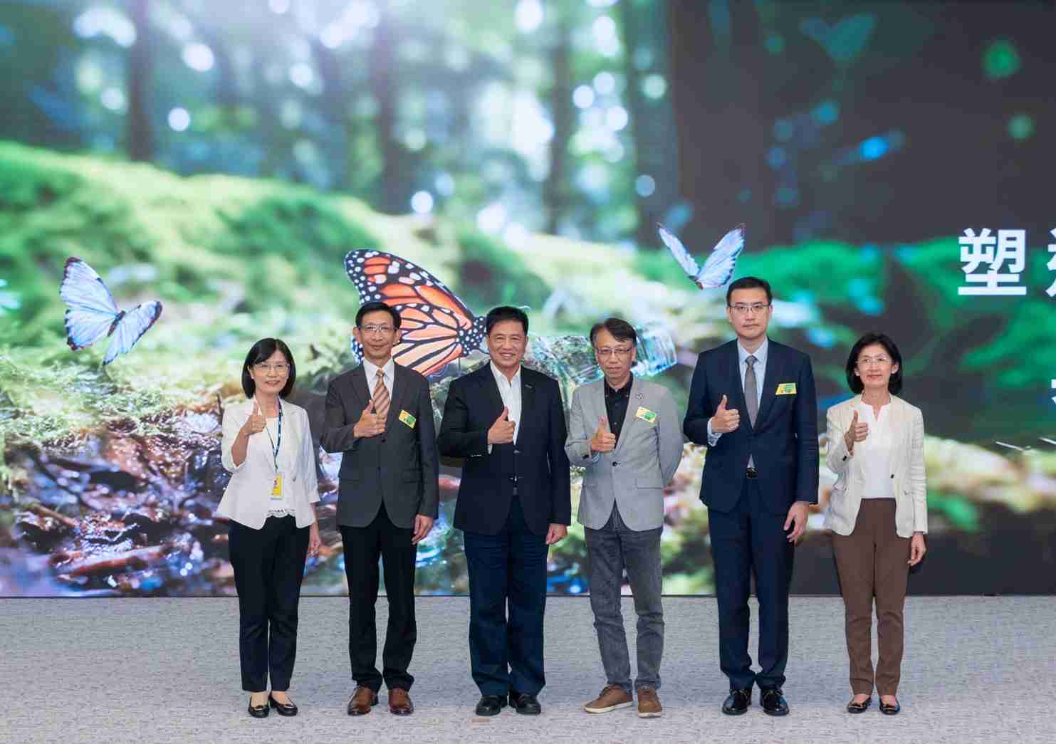 友達2023 CSR共榮大會，，邀請領域專家分享交流生物多樣性管理趨勢、、、無塑產品、、、海廢永續塑料等議題  （圖左到右：友達光電永續長古秀華、、、3M台灣技術長陳君杰、、、友達光電董事長暨集團策略長彭双浪、、、光寶科技企業永續發展處處長陳慶暉、、、安永聯合會計師事務所執業會計師曾于哲、、、友達光電供應鏈總部副總經理吳宜芳）