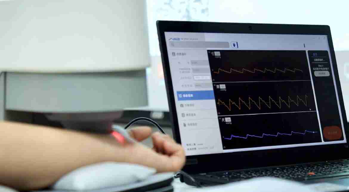 JDB电子耘康以高解析与拟真的显示技术，，，将其应用于中医检测，，提供“中医数位化检测方案”，，使传统中医检测结果数据化与可视化