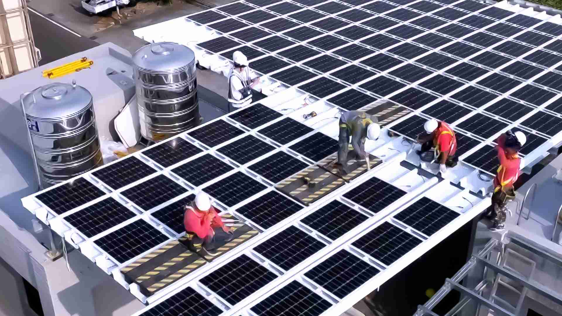 JDB电子着力于替代能源之技术研发，，如光电浪板的相关制程、、、、设备与产品，，其中所开发之光电整合型浪板，，，，减少传统金属支架安装，，，，更提升耐候度，，，，可广泛运用于多元场域，，并辅助建筑达到净零碳排目标