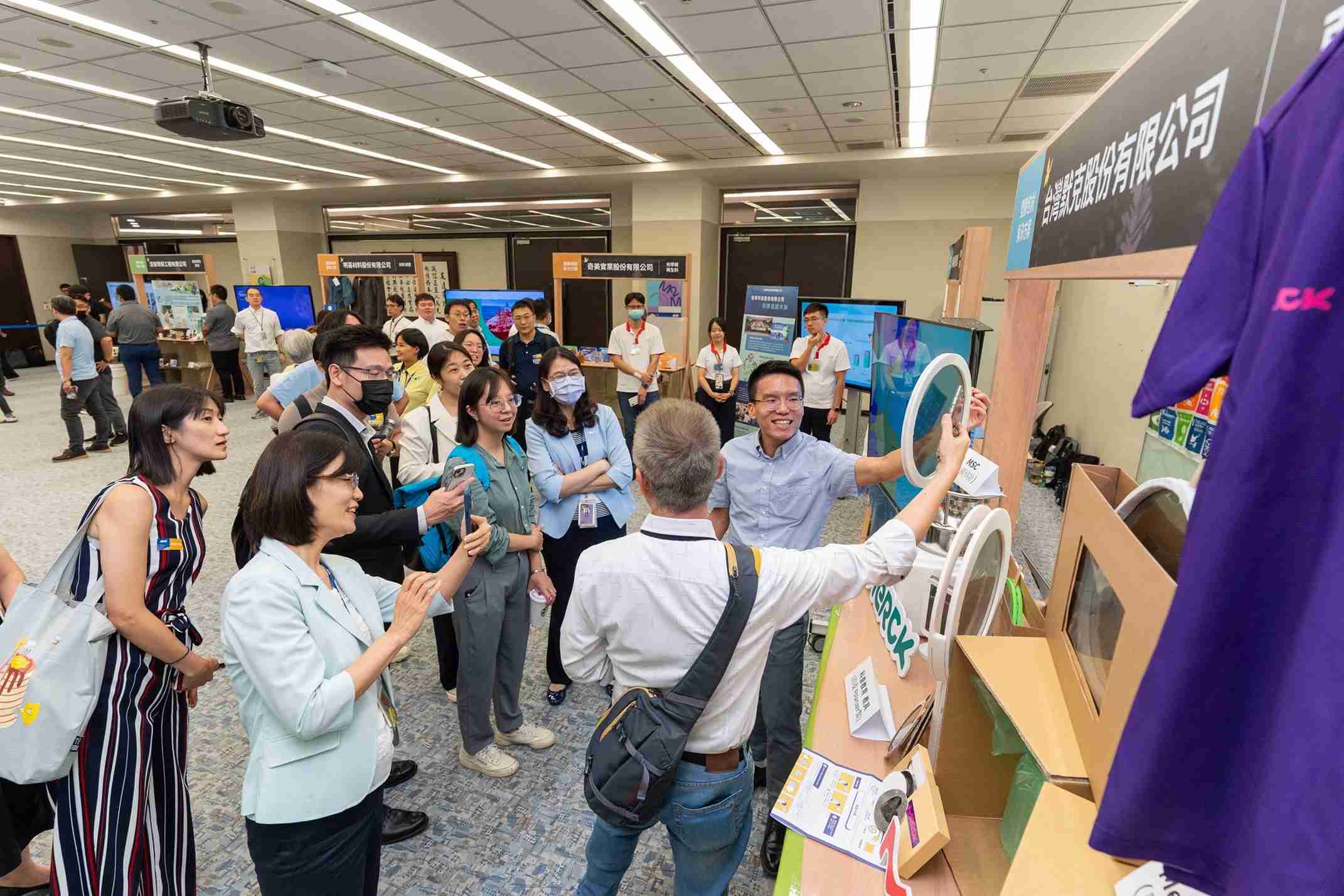 JDB电子连手产业伙伴策划首届生态圈联展，，，，展示如何将废塑料循环再利用，，，创新解决方案包括：塑料包材再生与循环使用、、、、再生塑料研发及应用、、废塑料回收再生技术、、减塑生活提案等