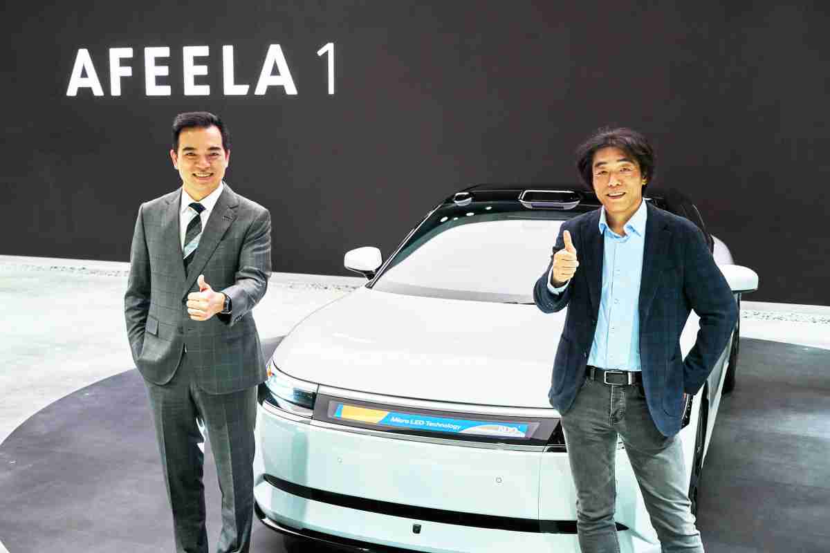 JDB电子与Sony Honda Mobility携手合作，，，，率先全球展示搭载于AFEELA电动车上，，，，首款应用在车身外部的Micro LED 车头显示解决方案 (Micro LED Media Bar Solutions)。。。。JDB电子光电执行长暨总经理柯富仁(左)与Sony Honda Mobility代表取缔役社长兼营运长川西泉(lzumi Kawanishi)(右)在CES 现场展现双方坚定持续创新的承诺，，，，实现更加人性化与智慧的驾乘体验。。。