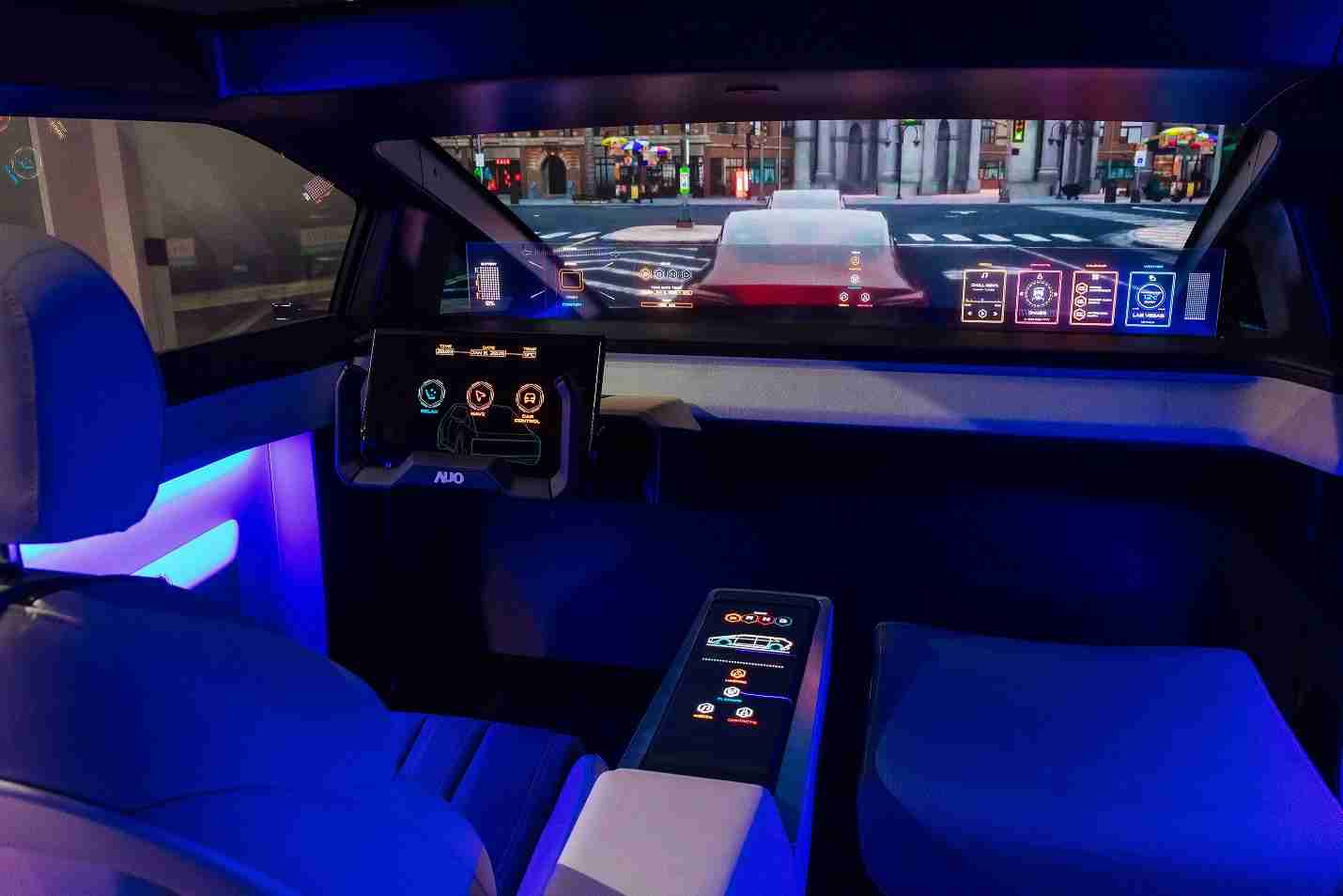 JDB电子连续四年入围科睿唯安全球百大创新机构，，专利布局科技与绿色创新前沿。。。。图为JDB电子发挥先进显示科技Micro LED多元尺寸与型态应用优势所打造之智能车舱；同时，，JDB电子已于全球累积取得4500件节能减碳相关的专利证书，，，，当中2024年Micro LED年度获证量占比已超过8成