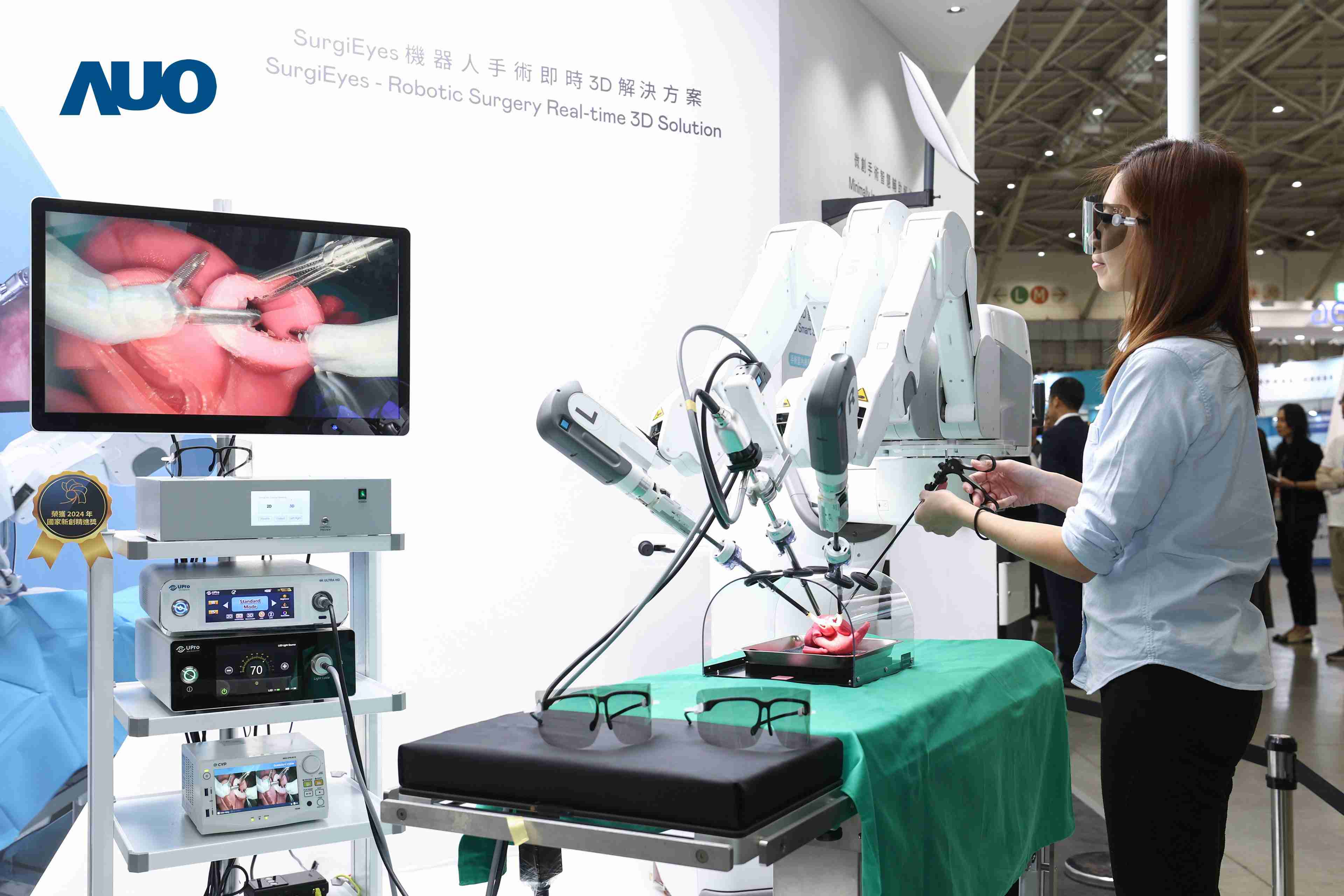 达擎以领先的3D显示技术推出〝SurgiEyes机器人手术实时3D解决方案〞，，整合先进3D图像处理与独家3D垂直宽视角、、、广色域的显示技术，，，手术团队可实时同步主刀医师视角看到清晰3D影像，，提升沟通效率与安全性。。。。