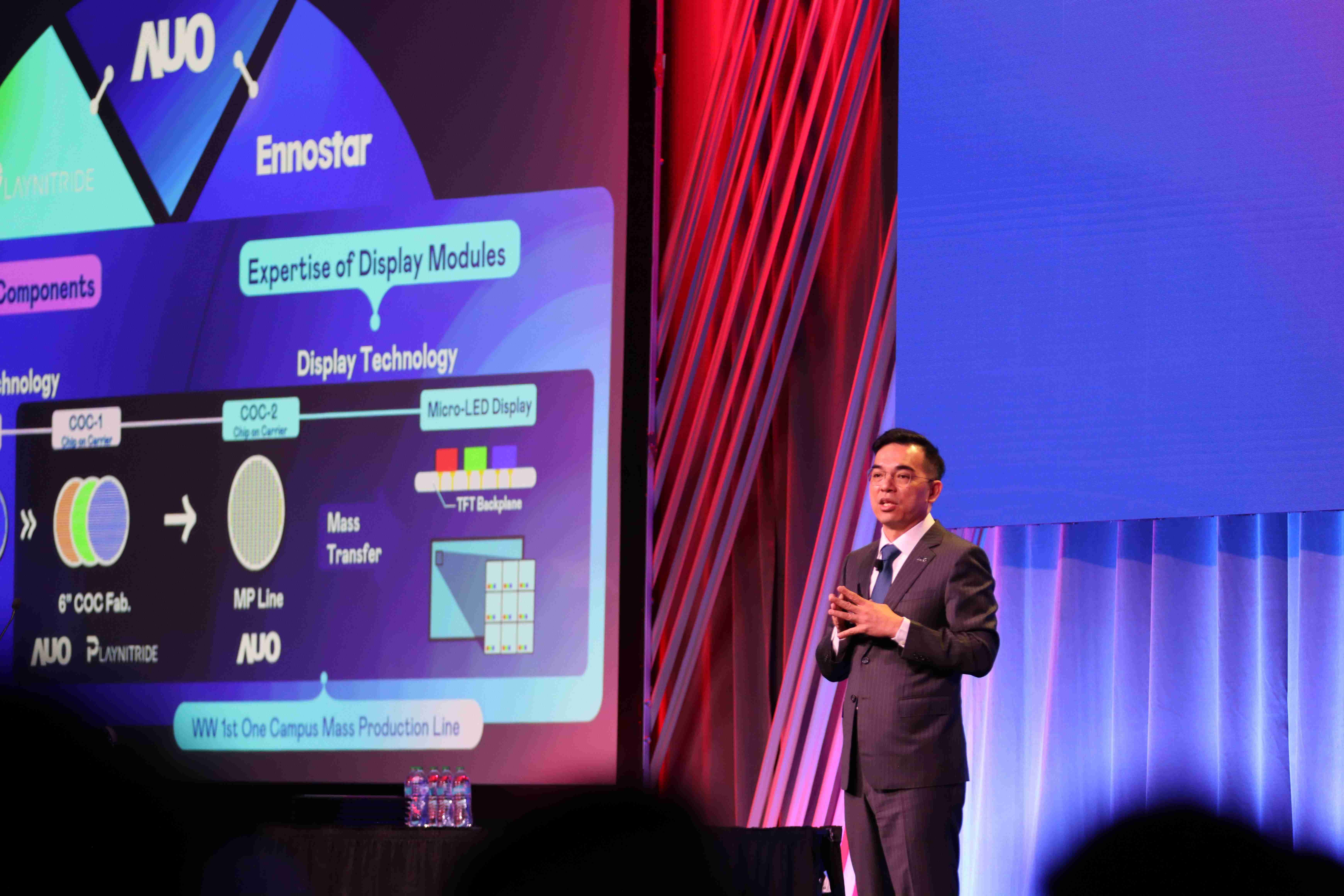 2025 SID显示周登场，，JDB电子光电执行长暨总经理柯富仁博士以〝Redefining Displays: Inspiring New Possibilities〞发表主题演说，，，带领JDB电子以智能显示解决方案先驱，，，透过AI赋能，，，重塑显示的视觉创新体验